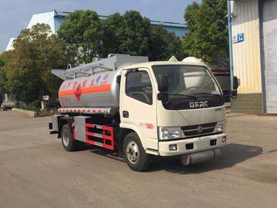 程力威牌CLW5070GRY5型易燃液體罐式運(yùn)輸車(chē)