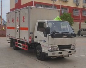 程力威牌CLW5041XFWJ5型腐蝕性物品廂式運(yùn)輸車