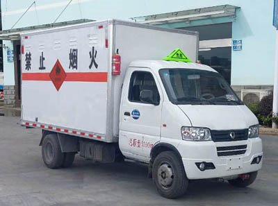 程力威牌CLW5032XRY5型易燃液體廂式運(yùn)輸車