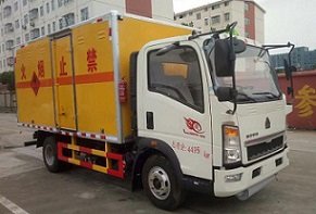 程力威牌CLW5044XRQZ5型易燃?xì)怏w廂式運(yùn)輸車