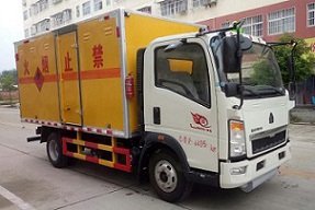 程力威牌CLW5045XRQZ5型易燃?xì)怏w廂式運(yùn)輸車(chē)