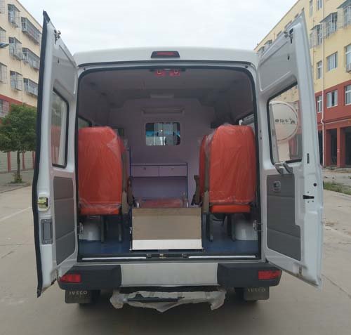 程力威牌CLW5040XJHNJ5型救護(hù)車