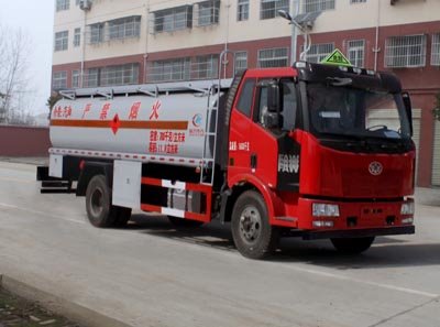 程力威牌CLW5163GYYC5型運(yùn)油車(chē)