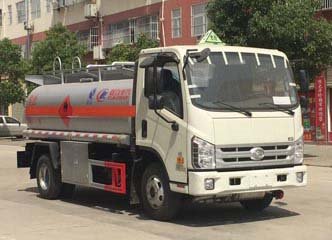 程力威牌CLW5070GYYB5型運(yùn)油車