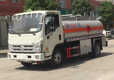 程力威牌CLW5070GYYB5型運(yùn)油車