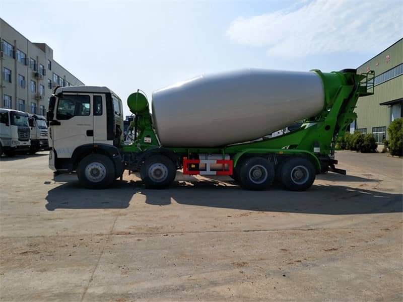 重汽12方輕量化混凝土攪拌車