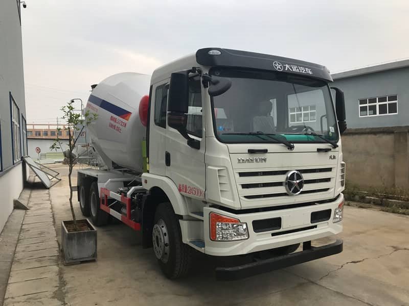 力載千鈞舉重若輕大運(yùn)風(fēng)馳攪拌車