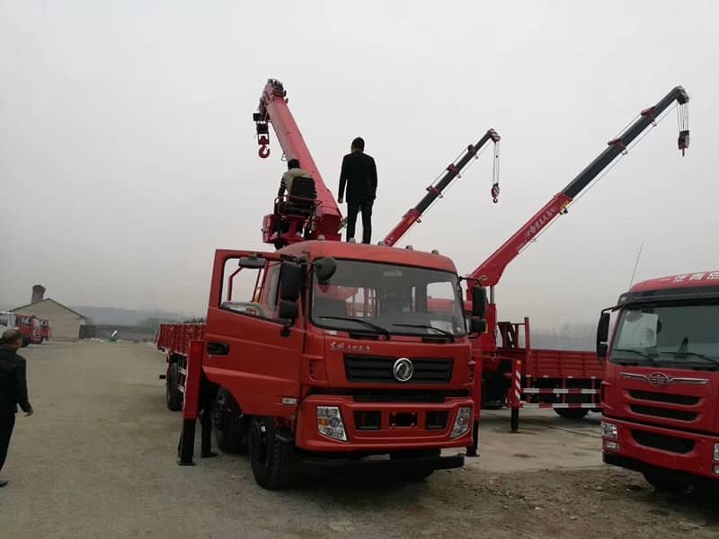 東風(fēng)小三軸10噸隨車吊