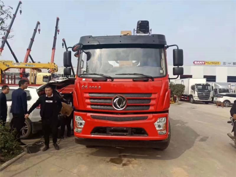 東風(fēng)專底后八輪12噸隨車吊