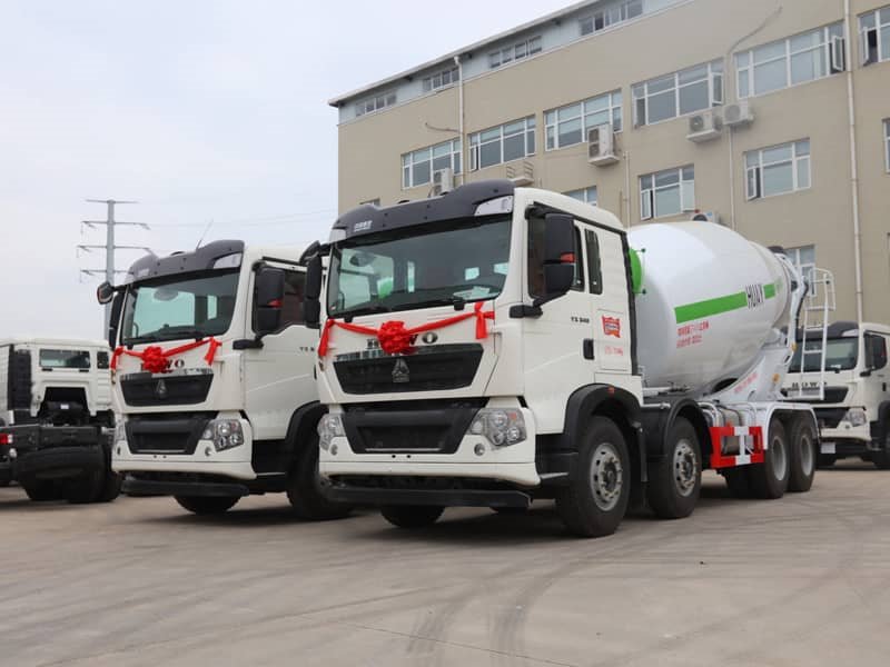 一臺(tái)豪沃12方輕量化攪拌車多少錢可以上路