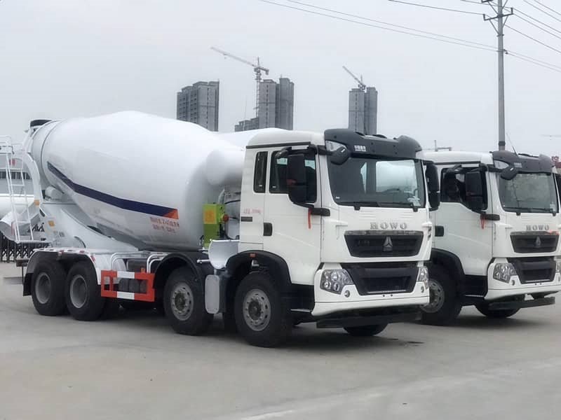 重汽T5G12方輕量化攪拌車列隊待發(fā)