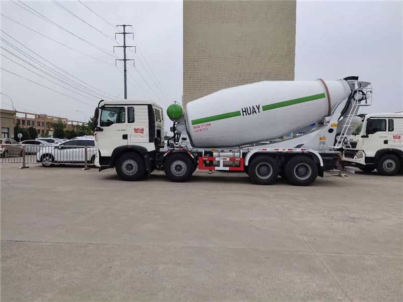 中國重汽10方輕量化混凝土攪拌車是輕量化攪拌車的領跑者
