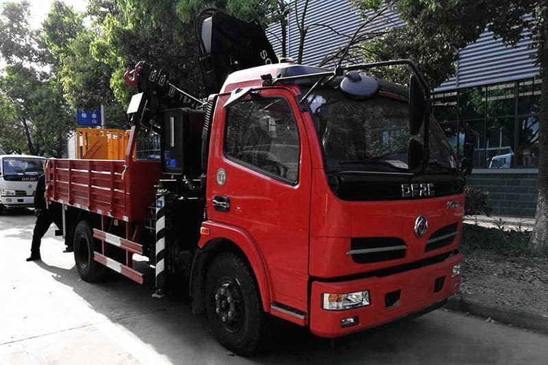 東風(fēng)5噸藍(lán)牌折臂隨車吊