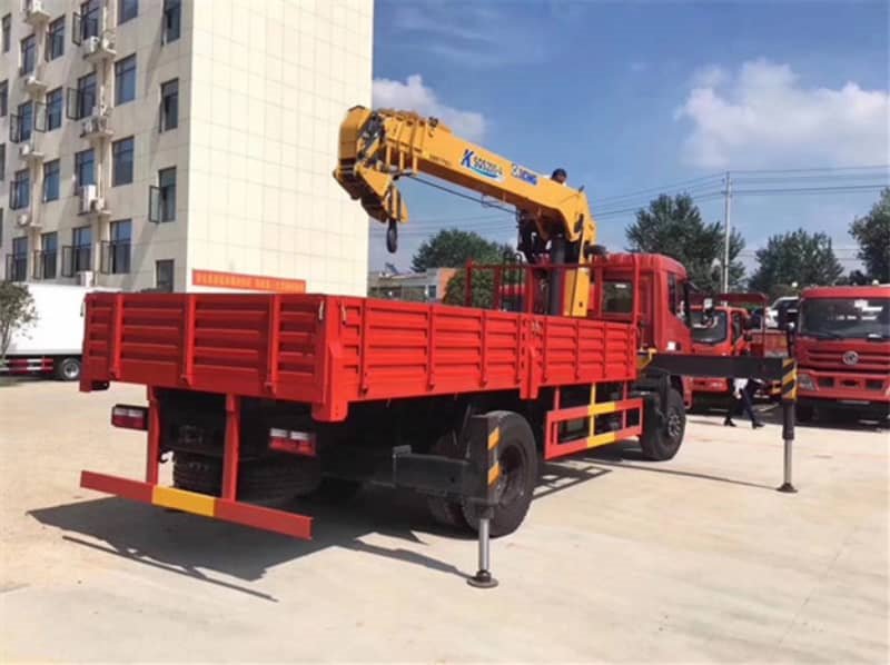 東風(fēng)專底8噸徐工隨車吊車