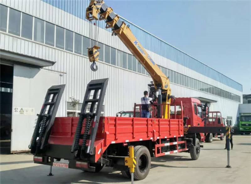 東風(fēng)專底8噸徐工隨車吊車