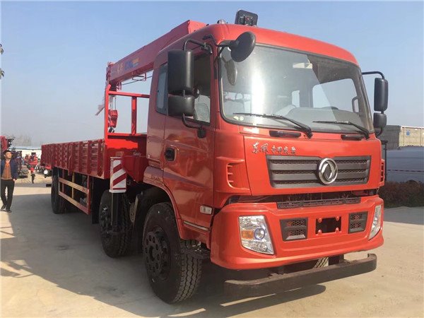 東風(fēng)三軸10噸隨車吊