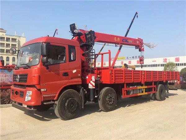東風(fēng)三軸10噸隨車吊