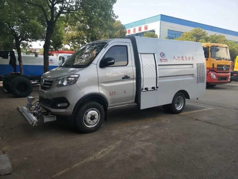 程力威牌CLW5030TYHS6路面養(yǎng)護(hù)車