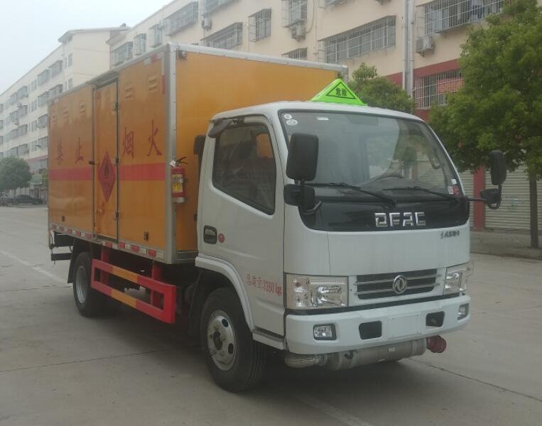 程力威牌CLW5073XRY6易燃液體廂式運(yùn)輸車