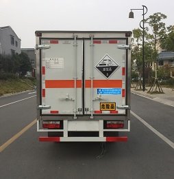 程力威牌CLW5030XFWE6腐蝕性物品廂式運輸車