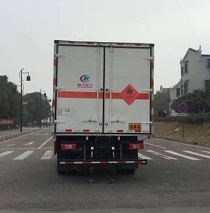 程力威牌CLW5120XRYB6易燃液體廂式運(yùn)輸車