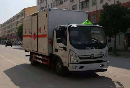 程力威牌CLW5080XRYB6易燃液體廂式運(yùn)輸車