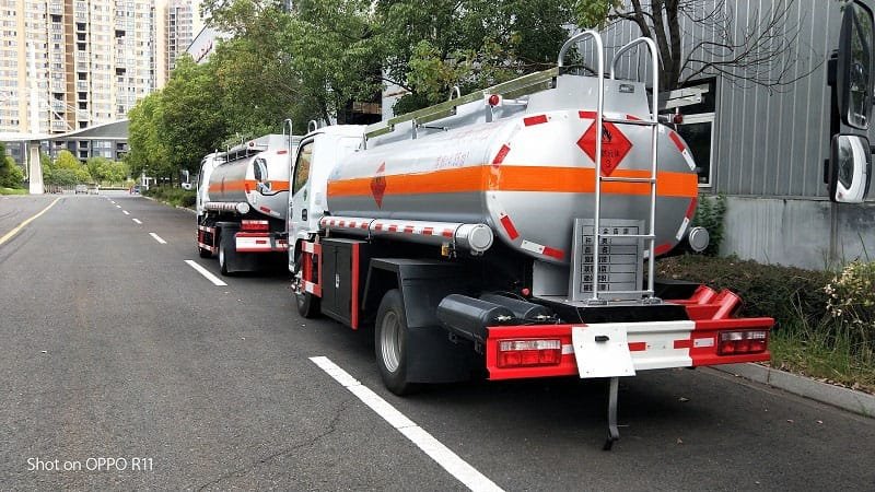程力威牌CLW5120GJY6加油車(chē)