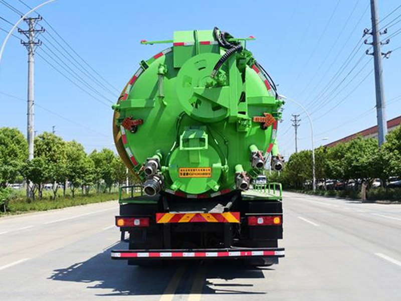 青春款國(guó)六水污互通清洗吸污車