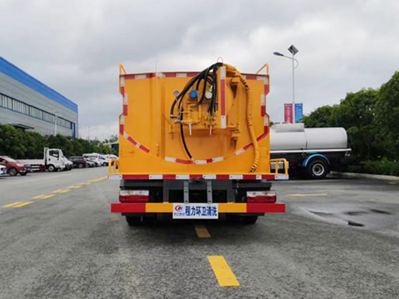 廠家直銷(xiāo)東風(fēng)多利卡5噸吸污吸糞車(chē)