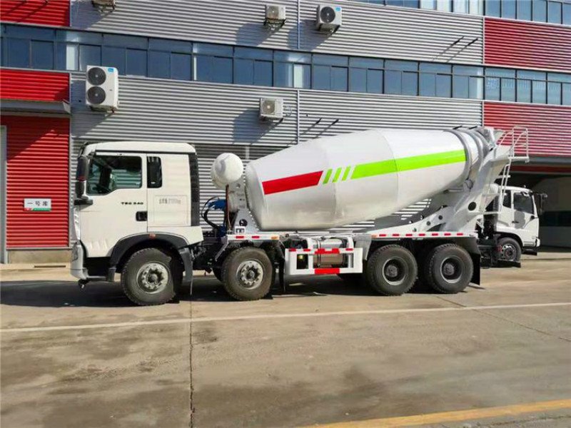 新款豪沃輕量化攪拌車廠家降價(jià)出售
