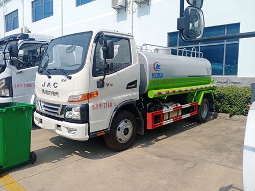 國六帶翻轉(zhuǎn)駕駛室駿鈴灑水車