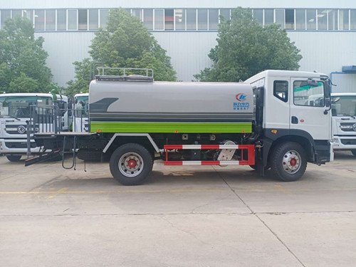東風(fēng)多利卡綠化灑水車