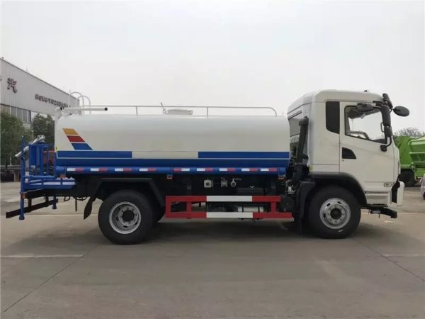 程力大運(yùn)風(fēng)度灑水車