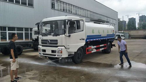 東風(fēng)天錦專底灑水車