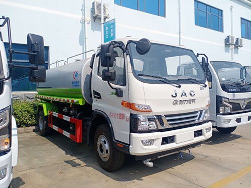 國六帶翻轉(zhuǎn)駕駛室駿鈴灑水車
