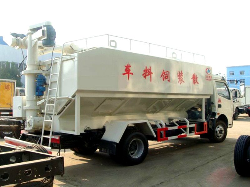 程力東風(fēng)多利卡散稱飼料運輸車