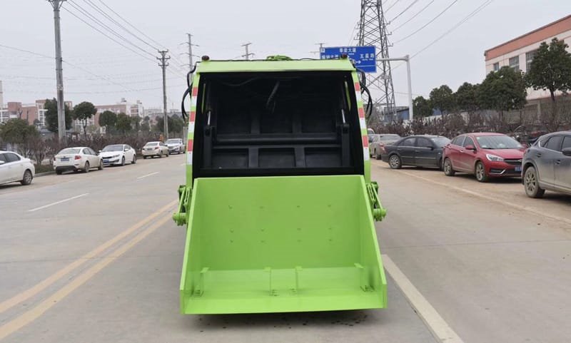 報價18萬的東風(fēng)多利卡D7國六壓縮式垃圾車