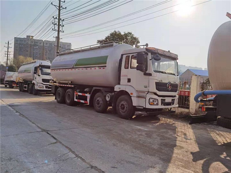 響水25方東風(fēng)散裝水泥車30方陜汽四橋粉粒物料運(yùn)輸車降價(jià)了