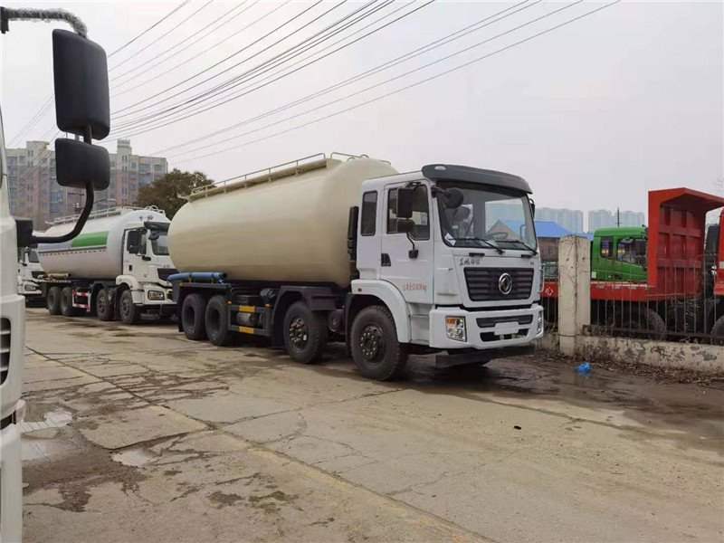 南陽(yáng)前四后八輕量化干混砂漿運(yùn)輸車精工品質(zhì)