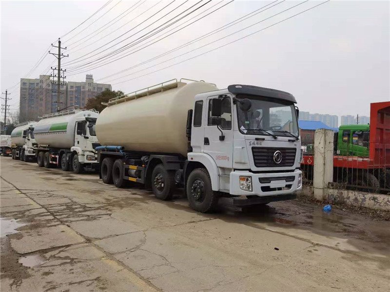 南陽(yáng)前四后八輕量化干混砂漿運(yùn)輸車精工品質(zhì)
