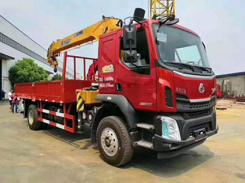 柳汽乘龍200馬力徐工隨車吊