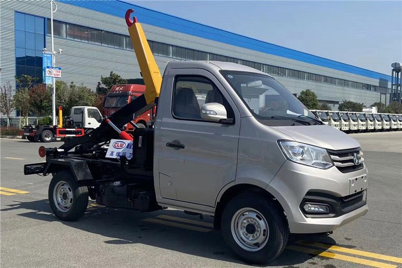 國六汽油藍(lán)牌長安2-3方勾臂垃圾車
