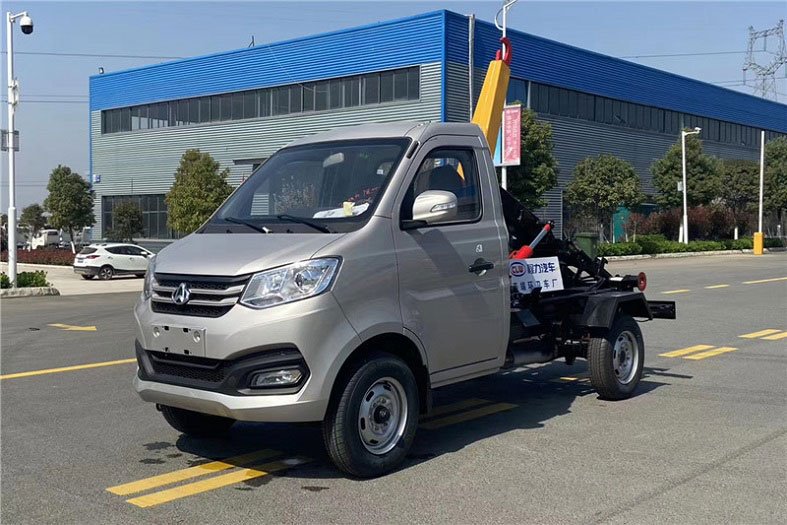 國六汽油藍(lán)牌長安2-3方勾臂垃圾車