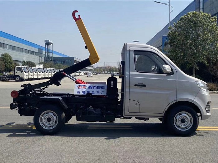 國六汽油藍(lán)牌長安2-3方勾臂垃圾車