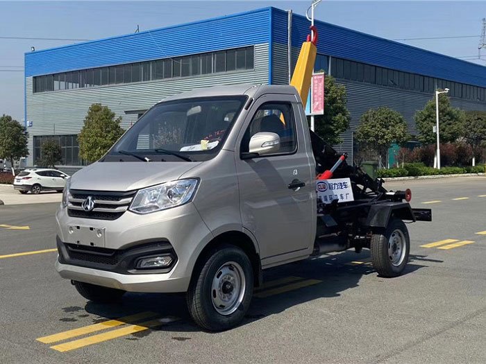 國六汽油藍(lán)牌長安2-3方勾臂垃圾車
