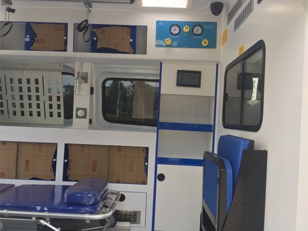 福特新全順V362中軸監(jiān)護(hù)型救護(hù)車-異形警燈