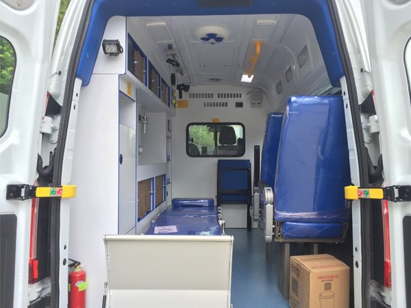 福特新全順V362中軸監(jiān)護(hù)型救護(hù)車-異形警燈