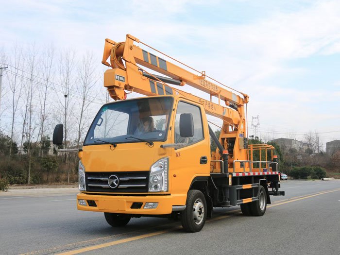 國六13.5米凱馬藍(lán)牌高空作業(yè)車