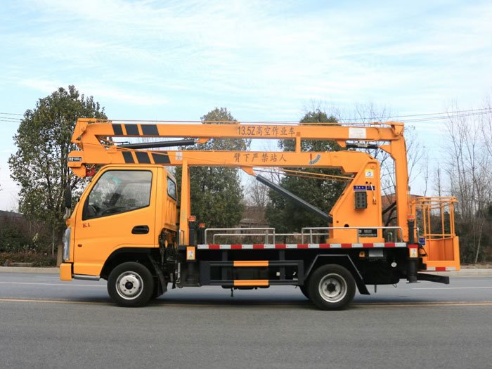國六13.5米凱馬藍(lán)牌高空作業(yè)車