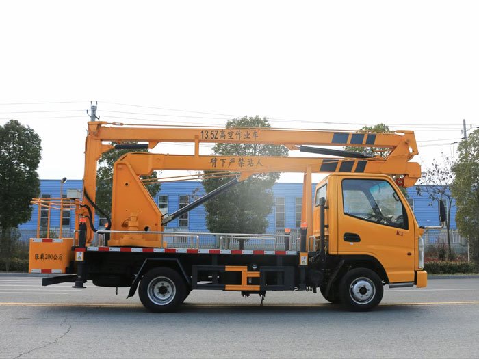 國六13.5米凱馬藍(lán)牌高空作業(yè)車